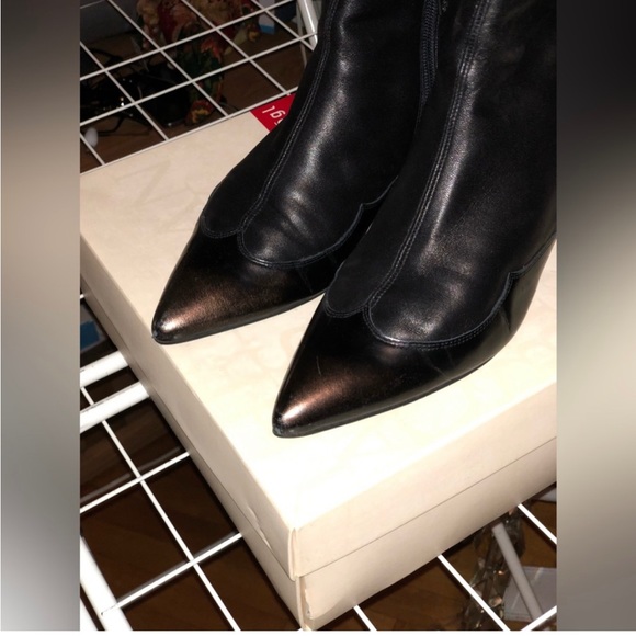 Elegant booties from Europe. - Picture 1 of 3